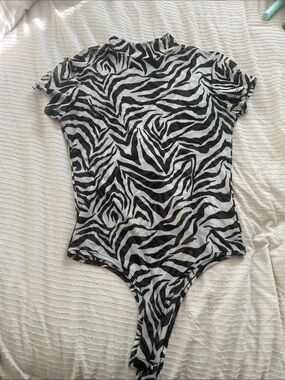 Zebra-Print Short Sleeve Bodysuit - Black & White